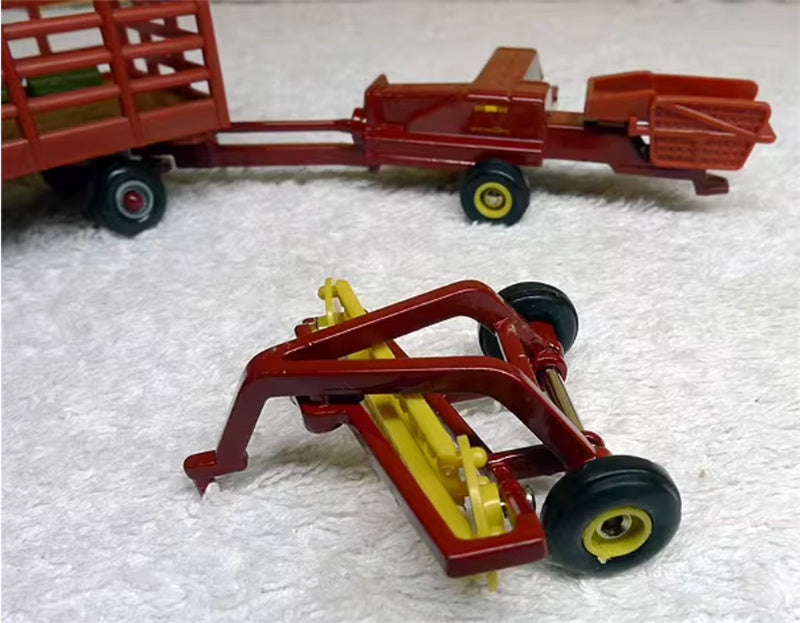 ERTL New Holland TG210 tractor trailer Haying Set red 1:64 Truck Pre-built Model