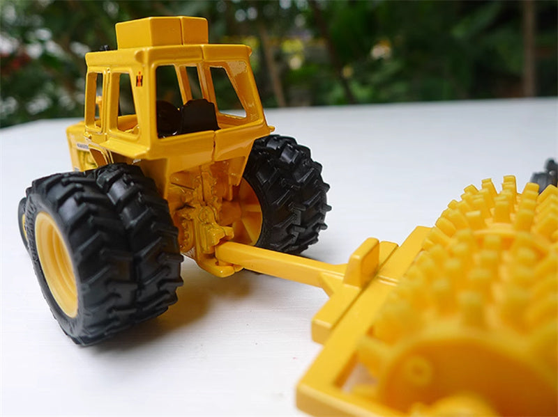 ERTL CASE IH INTERNATIONAL 21456 TRACTOR W/ SHEEPS FOOT & DISC Yellow 1:64 Truck Pre-built Model