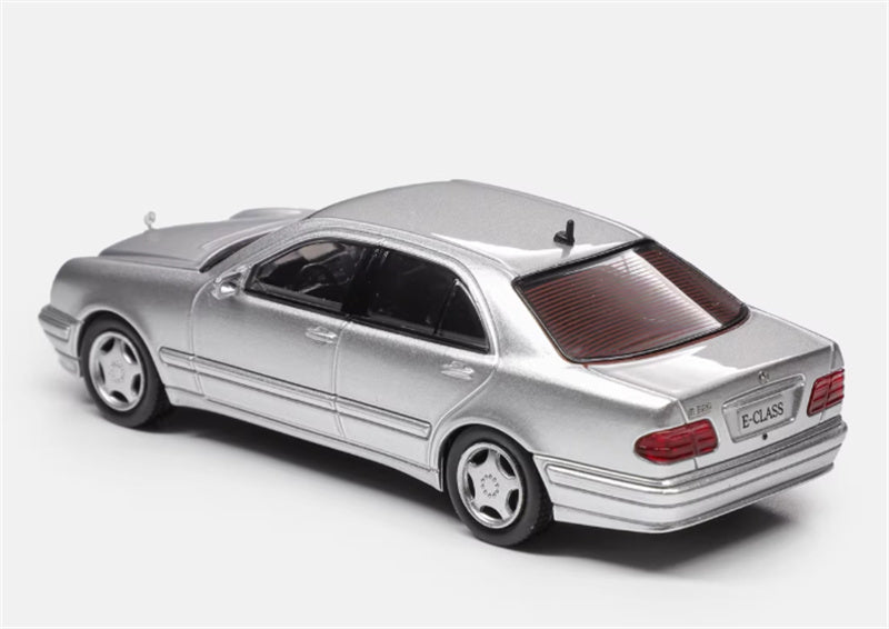 Max well Mercedes Benz E320 W210 6th Generation E-Class metallic silver 1:64 Car Pre-built Airliner Model Display view2