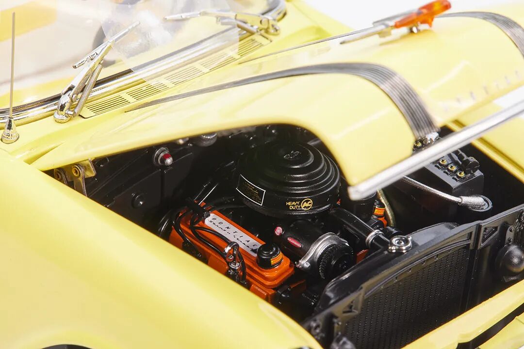 Sun Star 1:18 1955 Pontiac Star Chief Open Convertible diecast model yellow
