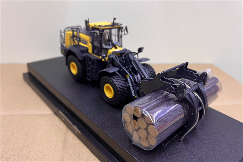 Universal Hobbies Komatsu WA475-10 with wood grapple 1/50 Truck Pre-built Model
