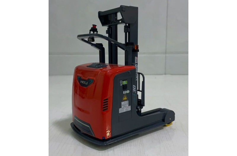 HELI Forward Moving AGV I30 Forklift Red 1:15 Truck Pre-built Airliner Model Display view1