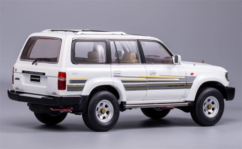 KengFai Toyota Land Cruiser LC80 White regular style Without luggage rack 1:18 Truck Pre-built Model view2