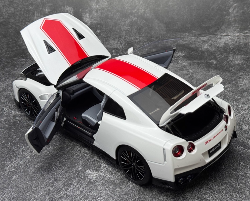 Motorhelix Nissan GT-R (R35) 50th Anniversary Edition White Limited Edition 699PCS ONLY 1:18 Car Pre-built Model view10