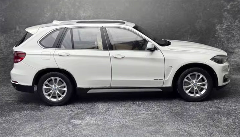 Paragon BMW X5 F15 White 1:18 Car Pre-built Model view6