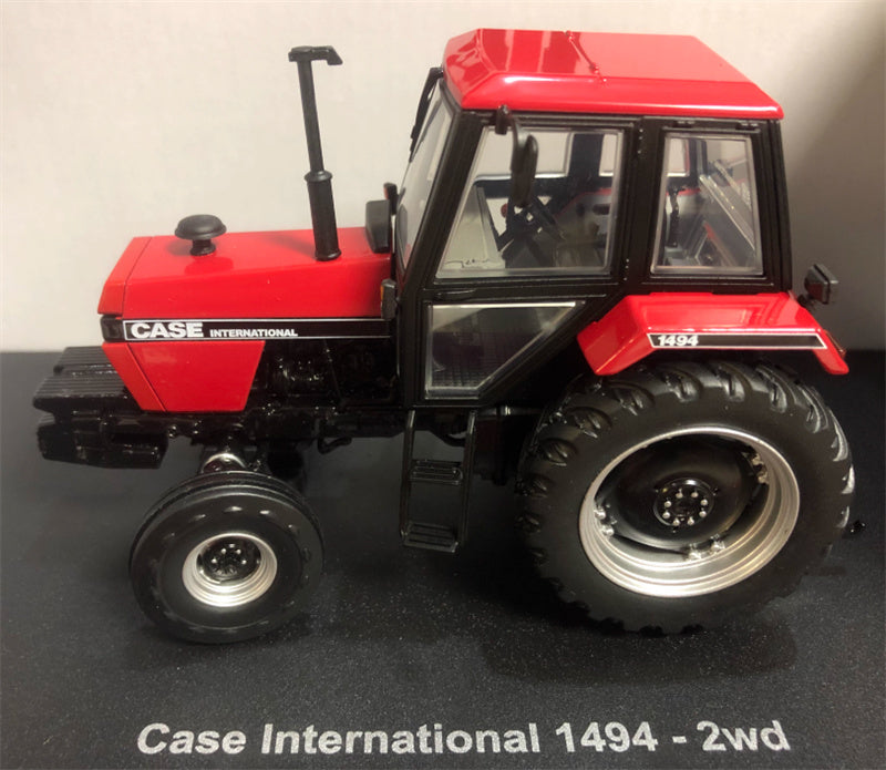 Universal Hobbies CASE International 1494-2WD Agricultural Tractor Red 1:32 Truck Pre-built Model