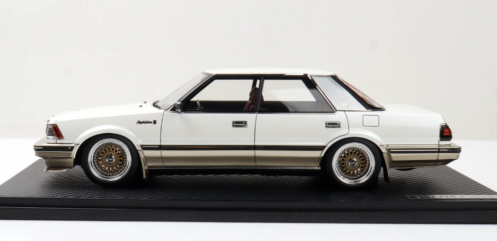 1:18 Toyota Crown G (120)  white  IGNITION MODEL 3.0 Golden Wheel Resin car Model