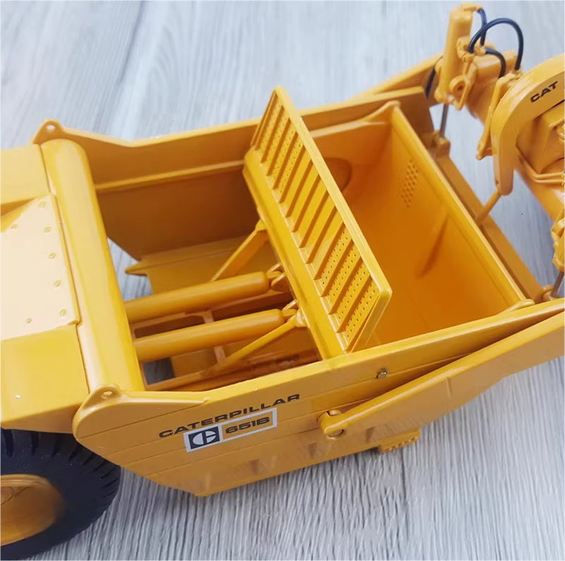 CCM CAT 651B Wheel Tractor Scraper 1:48 Truck Pre-built Model