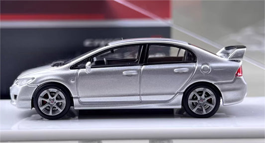 MOTORHELIX The hood can be opened, and a hubcap is included. 1:64 car Pre-built Model view2