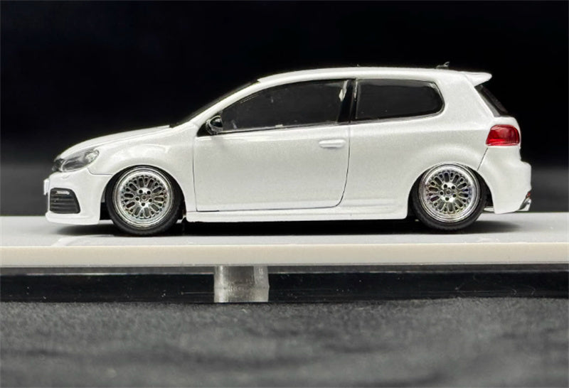 Max well Volkswagen Golf R MK6 Exhibition Edition White low stance White base Limited Edition 1:64 Car Pre-built Airliner Model Display view3