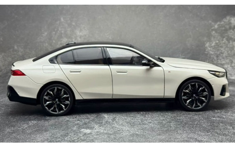 1:18 BMW I5 2023 White MINICHAMPS DIECAST Car Model