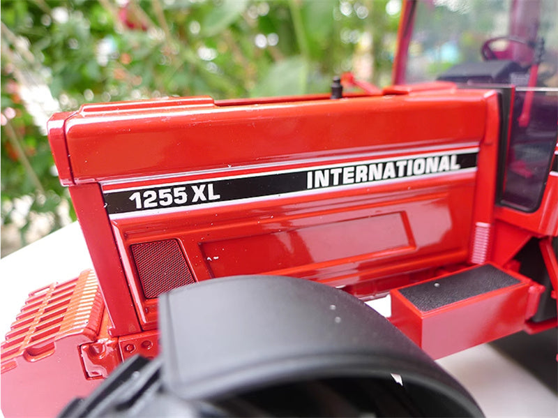 Universal Hobbies International 1255 XL Case tractor Red Limited Edition 999PCS ONLY 1:16 Truck Pre-built Model