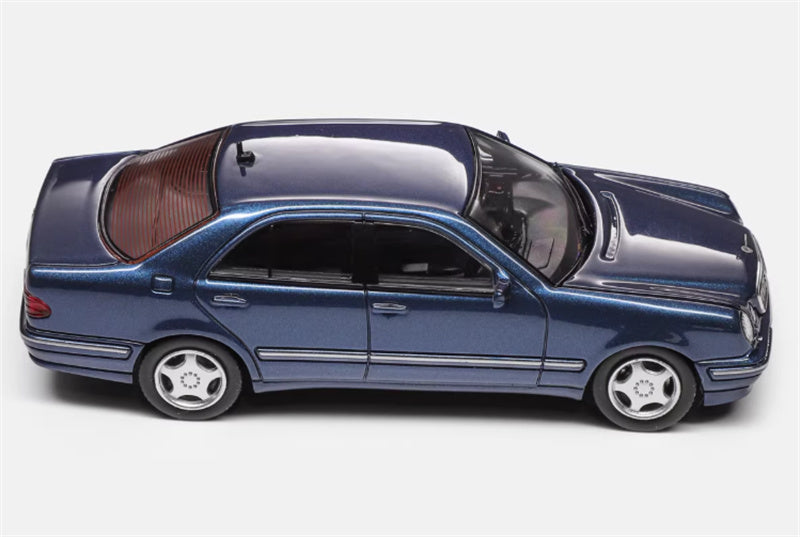 Max well Mercedes Benz E320 W210 6th Generation E-Class Metallic Blue 1:64 Car Pre-built Airliner Model Display view3