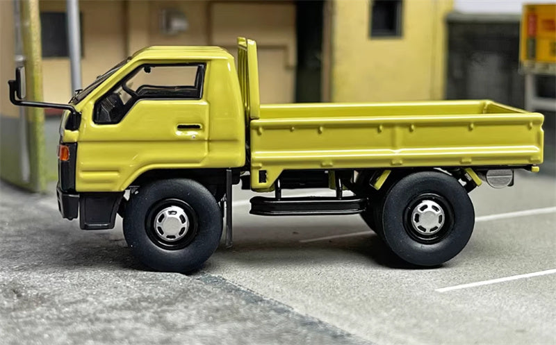Master Toyota DYNA light truck Mud yellow right hand drive 1:64 Truck Pre-built Airliner Model Display view2