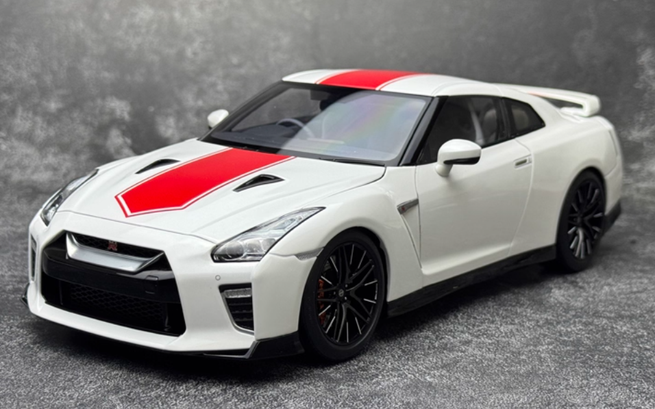 Motorhelix Nissan GT-R (R35) 50th Anniversary Edition White Limited Edition 699PCS ONLY 1:18 Car Pre-built Model view1