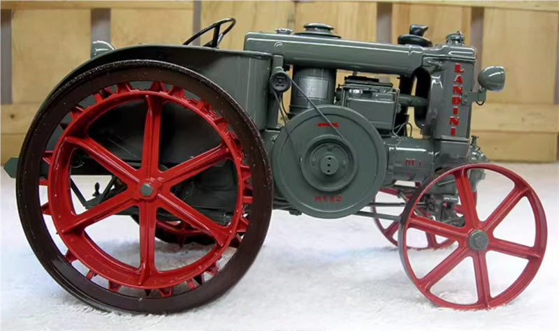 Universal Hobbies SUPER LANDINI Italian classical agricultural tractor 1:16 Truck Pre-built Model