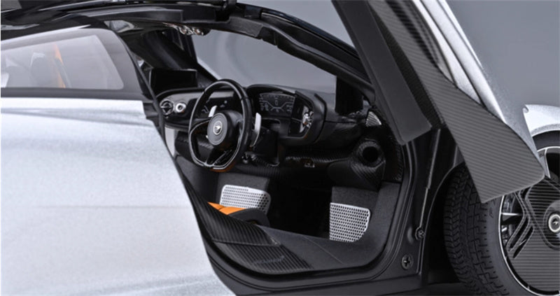 AUTOART McLaren Speedtail supercar silver 1:18 Car Pre-built Model view3