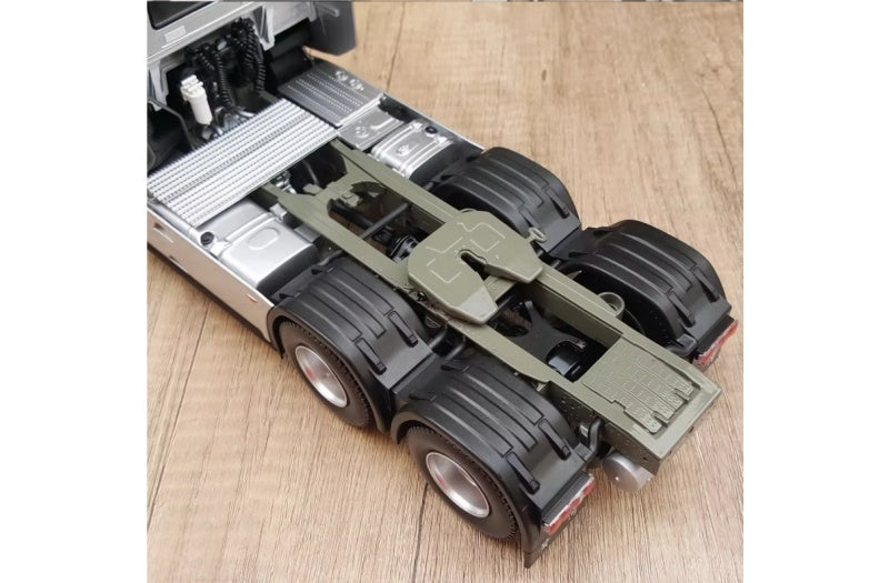 Sinotruk New Yellow River H7 tractor silver 1:24 Truck Pre-built Airliner Model Display view7