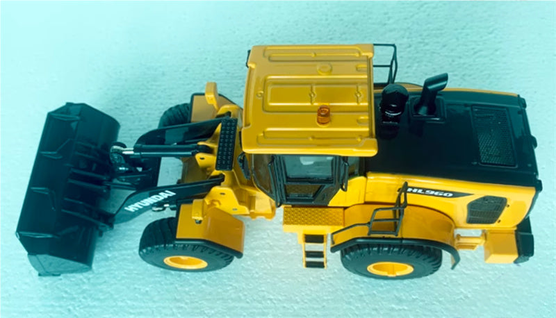HITACHI HL960 CONSTRUCTION EQUIPMENT WHEEL LOADER Limited Collectors Edition 1:35 Truck Pre-built Model