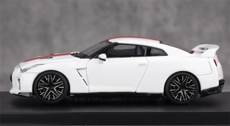 MOTORHELIX Nissan GT-R R35 50th Anniversary Edition White Limited Edition 999PCS ONLY 1:64 Car Pre-built Model view2