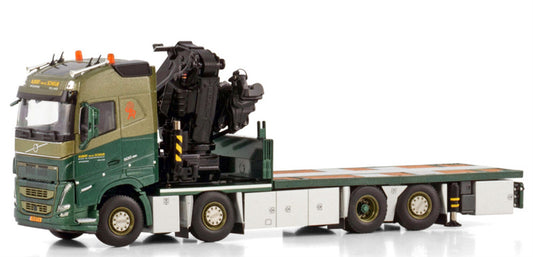 WSI VOLVO FH5 GLOBETROTTER 8X2 TAG AXLE RIGED FLATBED TRUCK 8X2 TAG AXLE WITH FASSI 1300 + JIB Albert van de Scheur BV 1:50 Model
