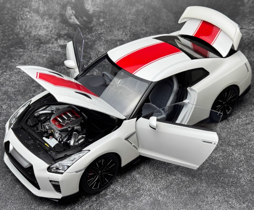 Motorhelix Nissan GT-R (R35) 50th Anniversary Edition White Limited Edition 699PCS ONLY 1:18 Car Pre-built Model view9