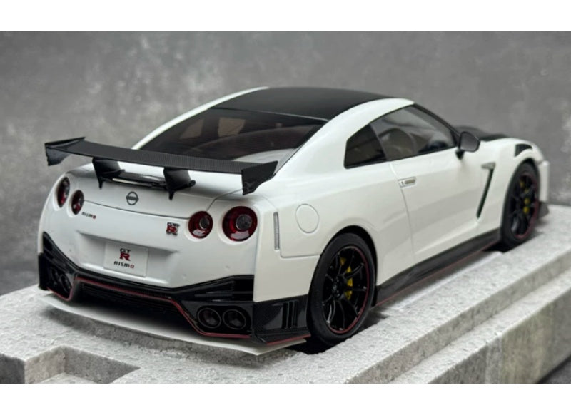 1:18 Nissan GT-R NISMO R35 2022 Brilliant White Pearl MOTORHELIX Special Edition Limited Edition 699PCS ONLY DIECAST Model