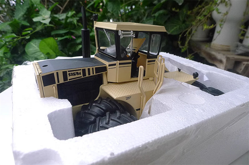 Top Shelf Replicas Big Bud 525/84 eight wheel high horsepower agricultural tractor milky white 1:32 Truck Pre-built Model