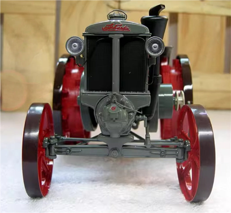Universal Hobbies SUPER LANDINI Italian classical agricultural tractor 1:16 Truck Pre-built Model